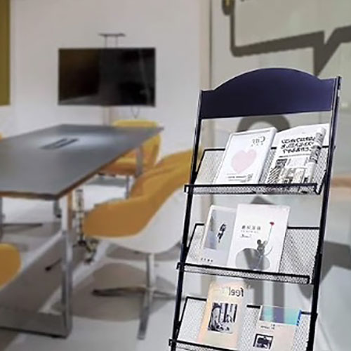 Rak Majalah Berdiri di Lantai Kantor